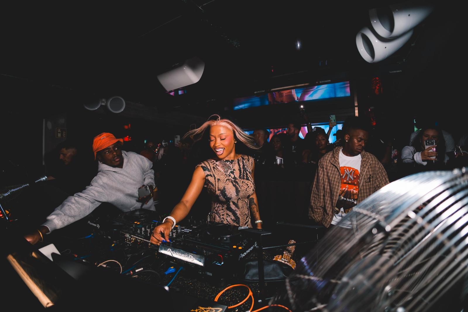 Impression von Afro Wave x Uncle Waffles Live